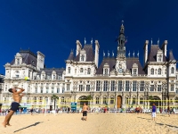 Jouez au beach-volley sur le parvis de l&#039;Hôtel de Ville